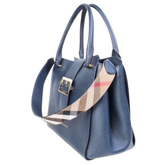 BURBERRY
Navy Soft Grain Calfskin Medium Buckle - Picture 1 of 6